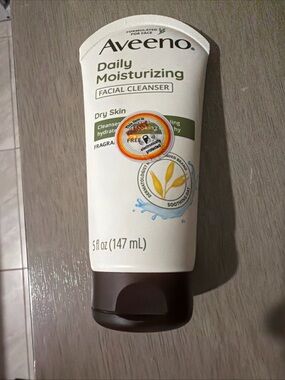Aveeno Daily Moisturizing Facial Cleanser for Dry Skin w Soothing Oat 5oz